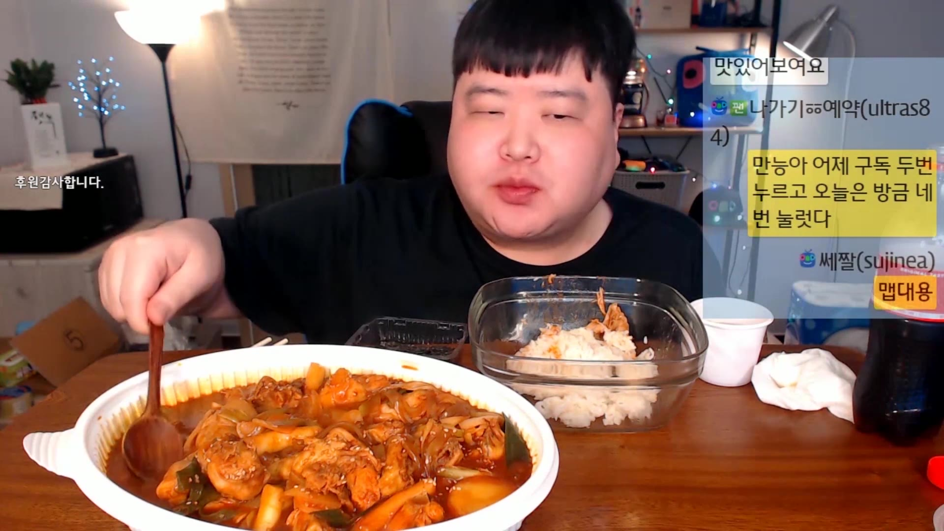 享用辣炖鸡块,加点年糕和粉条进去,别提多美味了,真开胃!